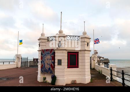 Tribut und Blumen an Königin Elizabeth II. Vor dem Büro am Pier in Herne Bay mit einem Union Jack und die ukrainischen Flaggen mit Halbmast. Stockfoto