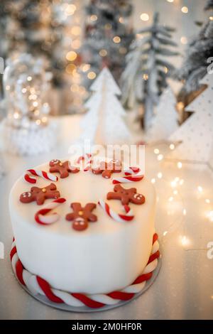 Weihnachtskuchen dekoriert mit süßen Figuren von Lebkuchenmännern Stockfoto