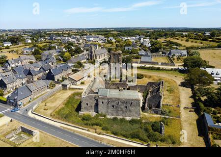 Frankreich, Manche (50), Cotentin, Regneville sur Mer, Schloss aus dem 14.. Jahrhundert und Kirche Notre Dame aus dem 12.. Jahrhundert (Luftaufnahme) Stockfoto