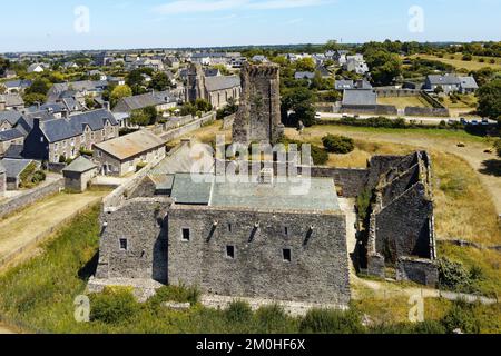 Frankreich, Manche (50), Cotentin, Regneville sur Mer, Schloss aus dem 14.. Jahrhundert und Kirche Notre Dame aus dem 12.. Jahrhundert (Luftaufnahme) Stockfoto