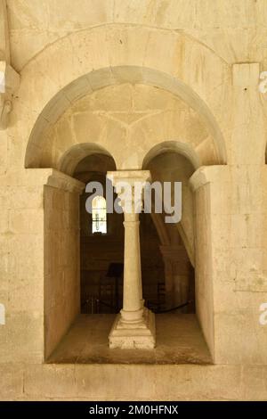 Frankreich, Vaucluse, Luberon, Parc Naturel Regional du Luberon (Naturpark Luberon), Gordes, Notre Dame de Senanque Zisterzienserabtei aus dem 12.. Jahrhundert, das Kloster, Kapitelhaus Stockfoto