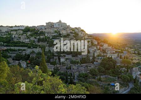 Frankreich, Vaucluse, der Naturpark Luberon (Naturpark du Luberon Regional), Gordes, das als die schönsten Dörfer Frankreichs (Les Plus Beaux Villages de France) zertifiziert ist, das Dorf hoch oben auf einem Felsen, das von seinem Renaissance-Schloss und seiner romanischen Kirche St. Firmin dominiert wird Stockfoto