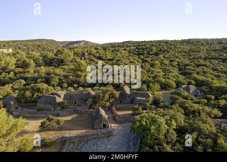 Frankreich, Vaucluse, Parc Naturel Regional du Luberon (Naturpark Luberon), Gordes, mit der Bezeichnung Les Plus Beaux Villages de France (die schönsten Dörfer Frankreichs), das Dorf Bories (Museum der ländlichen Wohnungen), das Dorf mit 20 restaurierten Trockensteinhäusern, 2 bis 5 Jahrhunderte alt (Luftaufnahme) Stockfoto