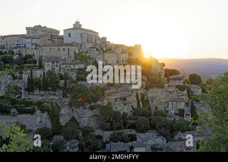 Frankreich, Vaucluse, der Naturpark Luberon (Naturpark du Luberon Regional), Gordes, das als die schönsten Dörfer Frankreichs (Les Plus Beaux Villages de France) zertifiziert ist, das Dorf hoch oben auf einem Felsen, das von seinem Renaissance-Schloss und seiner romanischen Kirche St. Firmin dominiert wird Stockfoto