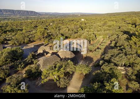 Frankreich, Vaucluse, Parc Naturel Regional du Luberon (Naturpark Luberon), Gordes, mit der Bezeichnung Les Plus Beaux Villages de France (die schönsten Dörfer Frankreichs), das Dorf Bories (Museum der ländlichen Wohnungen), das Dorf mit 20 restaurierten Trockensteinhäusern, 2 bis 5 Jahrhunderte alt (Luftaufnahme) Stockfoto