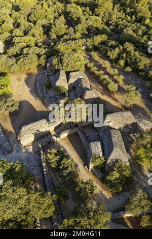 Frankreich, Vaucluse, Parc Naturel Regional du Luberon (Naturpark Luberon), Gordes, mit der Bezeichnung Les Plus Beaux Villages de France (die schönsten Dörfer Frankreichs), das Dorf Bories (Museum der ländlichen Wohnungen), das Dorf mit 20 restaurierten Trockensteinhäusern, 2 bis 5 Jahrhunderte alt (Luftaufnahme) Stockfoto