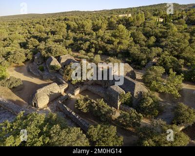 Frankreich, Vaucluse, Parc Naturel Regional du Luberon (Naturpark Luberon), Gordes, mit der Bezeichnung Les Plus Beaux Villages de France (die schönsten Dörfer Frankreichs), das Dorf Bories (Museum der ländlichen Wohnungen), das Dorf mit 20 restaurierten Trockensteinhäusern, 2 bis 5 Jahrhunderte alt (Luftaufnahme) Stockfoto