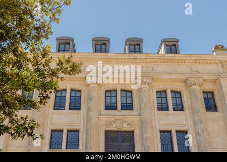 Les Sables d olonnes, Frankreich - 10. Juli 2022: Architekturdetail des Gerichtsgebäudes im historischen Stadtzentrum an einem Sommertag. Stockfoto