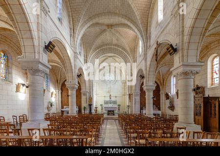 Plassac, Frankreich - 01. November 2022: Architektonische Details im Inneren der Kirche St. Pierre de Plassac im Stadtzentrum an einem Herbsttag Stockfoto