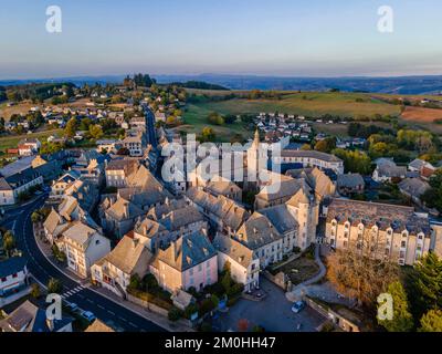 Frankreich, Cantal, Montsalvy, mit der Bezeichnung Petites Cites de Caractere, Chataigneraie cantalienne (Luftaufnahme) Stockfoto