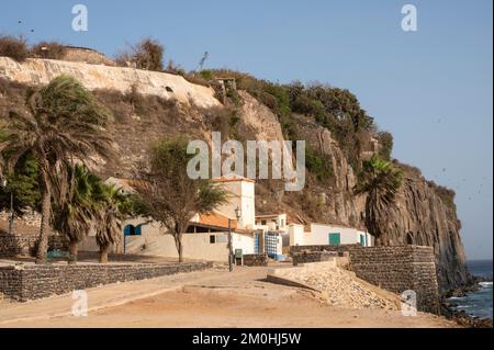 Senegal, Dakar, Gor?e Insel, die von der UNESCO zum Weltkulturerbe erklärt wurde, Blick auf Kolonialhäuser vom Meer aus Stockfoto