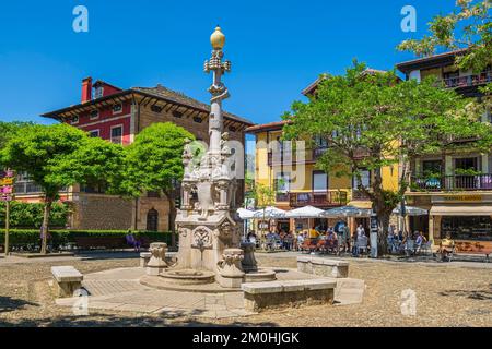 Spanien, Provinz Kantabrien, Comillas, Bühne auf dem Camino del Norte, spanische Wallfahrtsroute nach Santiago de Compostela, Tres Ca?os-Brunnen (drei Kanäle), erbaut im Jahr 1889 Stockfoto