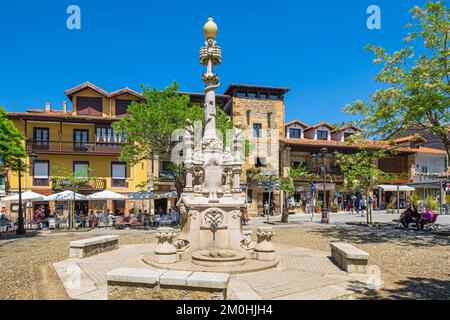 Spanien, Provinz Kantabrien, Comillas, Bühne auf dem Camino del Norte, spanische Wallfahrtsroute nach Santiago de Compostela, Tres Ca?os-Brunnen (drei Kanäle), erbaut im Jahr 1889 Stockfoto