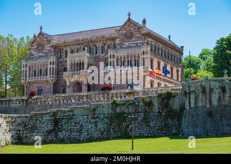 Spanien, Provinz Kantabrien, Comillas, Bühne auf dem Camino del Norte, spanische Wallfahrtsroute nach Santiago de Compostela, Sobrellano-Palast (1888) Stockfoto