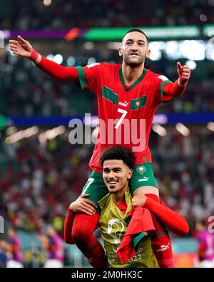 Marokkos Zakaria Aboukhlal (Bottom) und Hakim Ziyech feiern nach dem Elfmeterschießen des sechzehnten FIFA-Weltmeisterspiels im Education City Stadium in Al-Rayyan, Katar. Foto: Dienstag, 6. Dezember 2022. Stockfoto