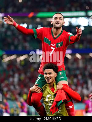 Marokkos Zakaria Aboukhlal (Bottom) und Hakim Ziyech feiern nach dem Elfmeterschießen des sechzehnten FIFA-Weltmeisterspiels im Education City Stadium in Al-Rayyan, Katar. Foto: Dienstag, 6. Dezember 2022. Stockfoto