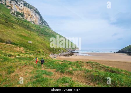 Spanien, Provinz Kantabrien, Ori?on, Wanderung auf einer Variante der Camino del Norte, spanische Pilgerroute nach Santiago de Compostela, Sonabia Beach Stockfoto