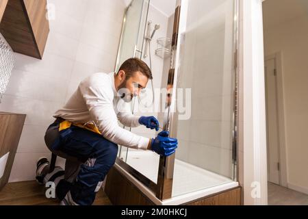 Klempner Installation eine Duschkabine im Badezimmer Stockfoto
