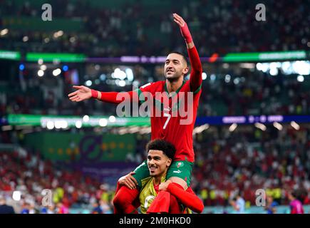Marokkos Zakaria Aboukhlal (Bottom) und Hakim Ziyech feiern nach dem Elfmeterschießen des sechzehnten FIFA-Weltmeisterspiels im Education City Stadium in Al-Rayyan, Katar. Foto: Dienstag, 6. Dezember 2022. Stockfoto