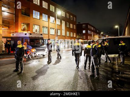 DIE POLIZEI VON DEN HAAG ist nach dem Spiel zwischen Marokko und Spanien bei der Weltmeisterschaft in Katar in Vaillantlaan anwesend. ANP ROBIN VAN LONKHUIJSEN Stockfoto