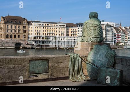 Schweiz, Basel, Helvetia, die weibliche Allegorie, die die Schweiz symbolisiert, sitzt auf dem mittleren Br?cke Stockfoto