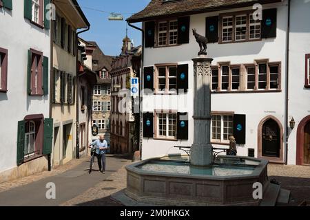 Schweiz, Basel, Altstadt Basel, kleinen Brunnen an der Ecke der Straße Gemsberg und Unterer Heuberg Stockfoto