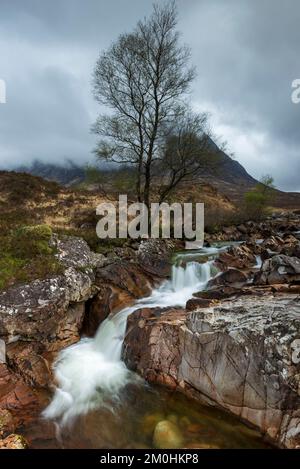 Vereinigtes Königreich, Schottland, Highland, Inverness-shire, Fort William, Buachaille, River Coupall, Etive Mor Wasserfall Stockfoto