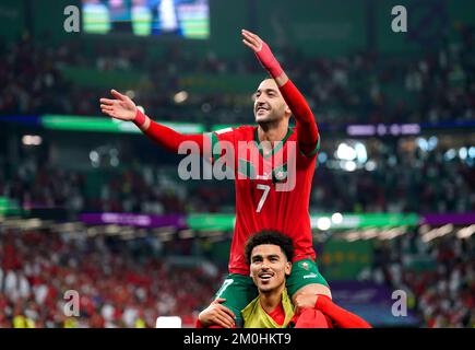 Marokkos Zakaria Aboukhlal (Bottom) und Hakim Ziyech feiern nach dem Elfmeterschießen des sechzehnten FIFA-Weltmeisterspiels im Education City Stadium in Al-Rayyan, Katar. Foto: Dienstag, 6. Dezember 2022. Stockfoto