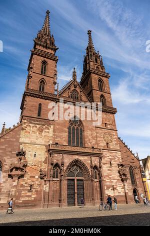 Schweiz, Basel, die Münster oder die protestantische Kathedrale unserer Lieben Frau von Basel (Münster), die Fassade präsentiert die Skulpturen des Heiligen Georges, der den Drachen tötet, und des Heiligen Martin auf seinem Pferd Stockfoto