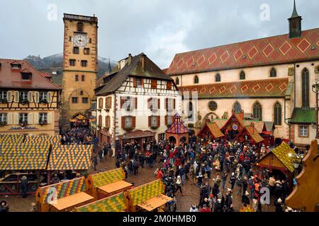 Frankreich, Haut Rhin, Straßburg, Ribeauvill?, der mittelalterliche weihnachtsmarkt mit insbesondere einem Wildschweinstand auf dem Platz vor der Augustinerklosterkirche und der Tour des Bouchers (Metzgerturm) Stockfoto