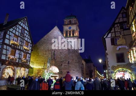 Frankreich, Haut Rhin, Kaysersberg, Fachwerkhaus und Statue des Heiligen Konstantin auf dem Alten Marktplatz zu Weihnachten, die Kirche Sainte Croix im Hintergrund Stockfoto