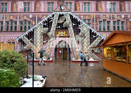 Frankreich, Haut Rhin, Mulhouse, das Rathaus, dekoriert mit dem offiziellen Weihnachtsstoff der Stadt Mulhouse, geschaffen von Marie-Jo Gebel, hier das von 2021 Stockfoto