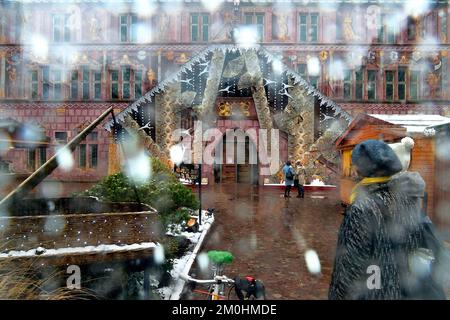 Frankreich, Haut Rhin, Mulhouse, das Rathaus, dekoriert mit dem offiziellen Weihnachtsstoff der Stadt Mulhouse, geschaffen von Marie-Jo Gebel, hier das von 2021 Stockfoto