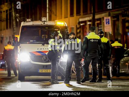 DIE POLIZEI VON DEN HAAG ist nach dem Spiel zwischen Marokko und Spanien bei der Weltmeisterschaft in Katar in Vaillantlaan anwesend. ANP ROBIN VAN LONKHUIJSEN Stockfoto