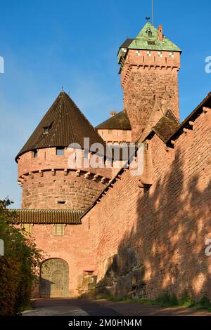 Frankreich, Bas Rhin, Orschwiller, Elsass Wine Road, Haut Koenigsbourg Castle, Kerker aus dem Osten mit Südturm und kleiner Bastion Stockfoto