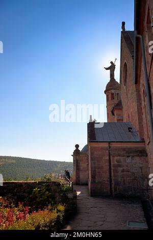 Frankreich, Bas Rhin, Mont Saint Odile, Abtei Mont Sainte-Odile, auch bekannt als Abtei Hohenburg, Statue des Heiligen Odile auf dem Dach des Klosters gegenüber der Ebene des Elsass Stockfoto