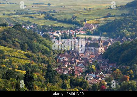 Frankreich, Bas Rhin, Elsass Weinstraße, Andlau, Blick auf das Dorf und die Abteikirche Saint-Pierre-et-Saint-Paul (11..-18.. Jahrhundert) vom Schloss Spesbourg aus Stockfoto