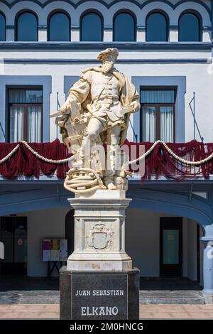 Spanien, Provinz Gipuzkoa, Getaria, Bühne auf dem Camino del Norte, spanische Pilgerroute nach Santiago de Compostela, UNESCO-Weltkulturerbe, Statue zu Ehren des Navigators Juan Sebastian Elcano (1476-1526) Stockfoto