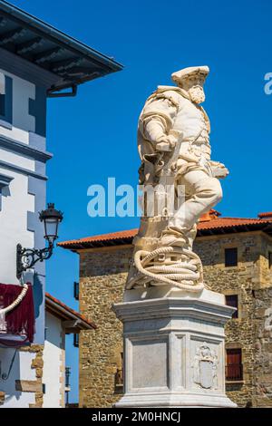 Spanien, Provinz Gipuzkoa, Getaria, Bühne auf dem Camino del Norte, spanische Pilgerroute nach Santiago de Compostela, UNESCO-Weltkulturerbe, Statue zu Ehren des Navigators Juan Sebastian Elcano (1476-1526) Stockfoto