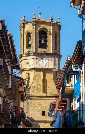 Spanien, Provinz Gipuzkoa, Getaria, Bühne auf dem Camino del Norte, spanische Wallfahrtsroute nach Santiago de Compostela, ein UNESCO-Weltkulturerbe, Kirche San Salvador Stockfoto