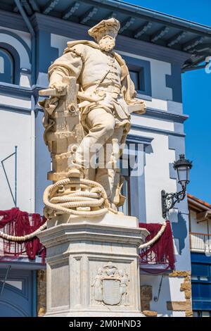 Spanien, Provinz Gipuzkoa, Getaria, Bühne auf dem Camino del Norte, spanische Pilgerroute nach Santiago de Compostela, UNESCO-Weltkulturerbe, Statue zu Ehren des Navigators Juan Sebastian Elcano (1476-1526) Stockfoto