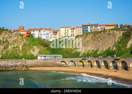 Spanien, Provinz Gipuzkoa, Getaria, Bühne am Camino del Norte, spanische Pilgerroute nach Santiago de Compostela, UNESCO-Weltkulturerbe, Gaztetape-Strand Stockfoto