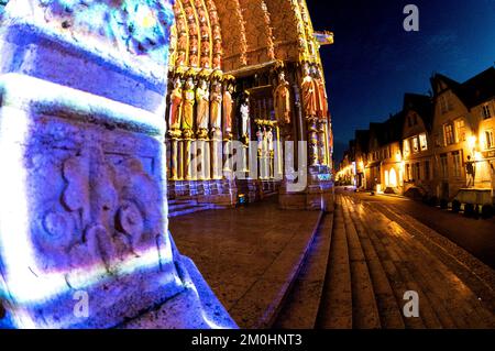 Frankreich, Eure et Loir, Chartres, Südeingang der Kathedrale Our-Lady de Chartres während Chartres im Licht Stockfoto