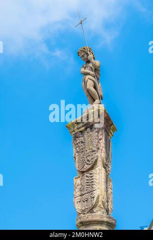 Spanien, Provinz Gipuzkoa, Irun, Bühne auf dem Camino del Norte, spanische Pilgerroute nach Santiago de Compostela, ein UNESCO-Weltkulturerbe, San Juan Harri Säule auf dem San Juan Platz, errichtet 1564 zur Erinnerung an die Unabhängigkeit der Stadt Stockfoto