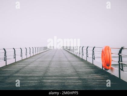 Ein leerer Pier in der Küstenstadt Saltburn-by-the-Sea in North Yorkshire an einem nebligen Tag. Stockfoto