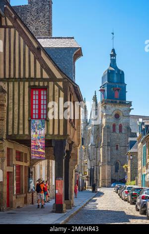 Frankreich, Ille-et-Vilaine, Fougeres, das letzte Veranda-Haus des 16.. Jahrhunderts, beherbergt das Emmanuel de la Villeon Museum und die Kirche Saint-Leonard im Hintergrund Stockfoto