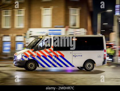 DIE POLIZEI VON DEN HAAG ist nach dem Spiel zwischen Marokko und Spanien bei der Weltmeisterschaft in Katar in Vaillantlaan anwesend. ANP ROBIN VAN LONKHUIJSEN Stockfoto