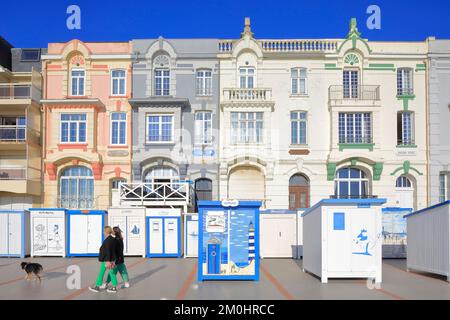 Frankreich, Pas de Calais, Cote d'Opale (Opalküste), Boulonnais, Caps et Marais d'Opale Regional Natural Park, Wimereux, Spaziergänger am Meer mit seinen Strandhütten und Belle Epoque Fassaden Stockfoto