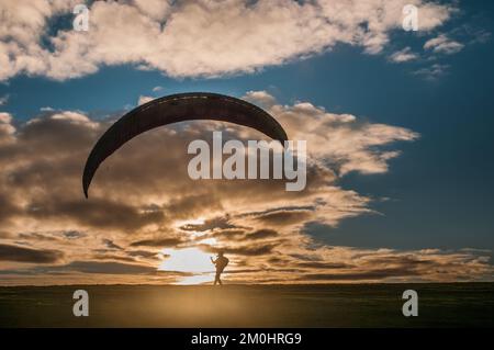 Firle, Lewes, East Sussex, Großbritannien. 6.. Dezember 2022. Der kalte nordöstliche Wind bringt Gleitschirmpiloten an den herrlichen Ort in den Sussex Downs. Kredit: David Burr/Alamy Live News Stockfoto