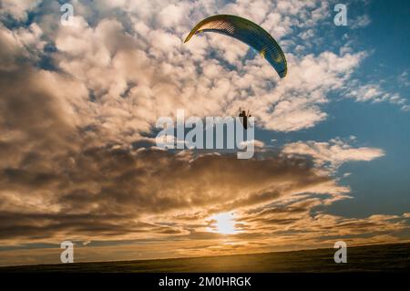 Firle, Lewes, East Sussex, Großbritannien. 6.. Dezember 2022. Der kalte nordöstliche Wind bringt Gleitschirmpiloten an den herrlichen Ort in den Sussex Downs. Kredit: David Burr/Alamy Live News Stockfoto